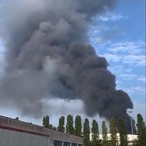 Incendio in un'acciaieria nel Cremonese: paura per la nube nera