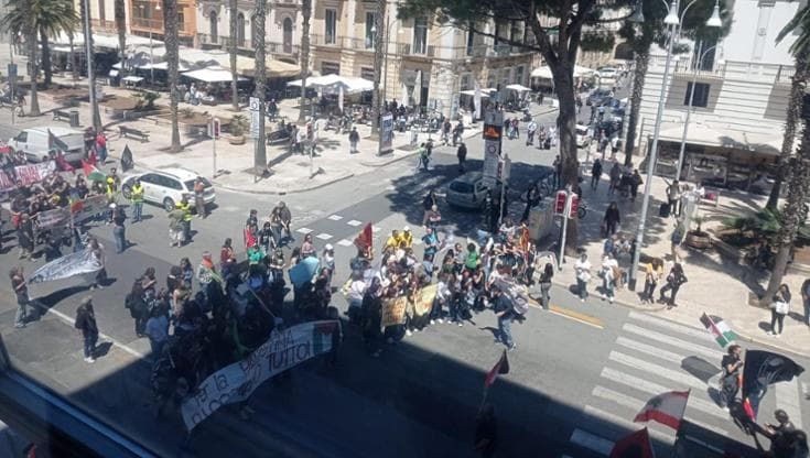 Bari, studenti e lavoratori in corteo per la Palestina: "Noi complici di uno Stato genocida"