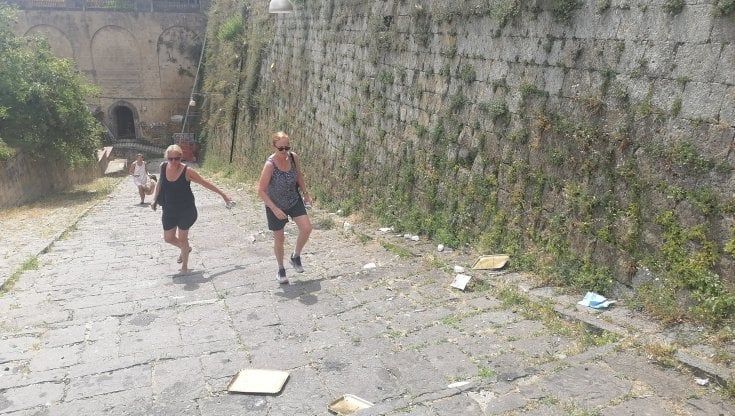 Napoli, le scale della Pedamentina a San Martino patrimonio dell’Unesco tra rifiuti e incuria