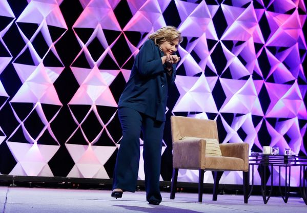 Donna lancia un oggetto contro la Clinton a Las Vegas