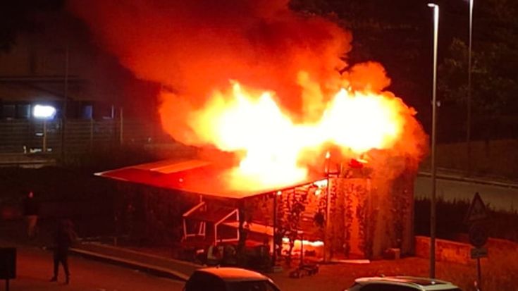 Tor Bella Monaca, incendio al chiosco di frutta e verdura: “È un avvertimento al clan Moccia”