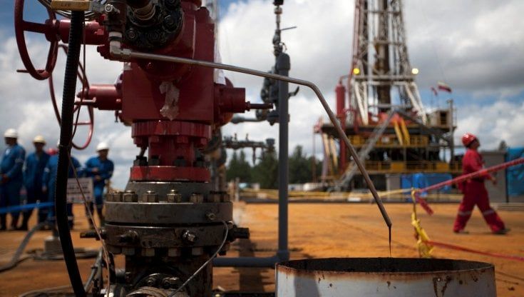 Il petrolio scommette contro Omicron: i prezzi risalgono
