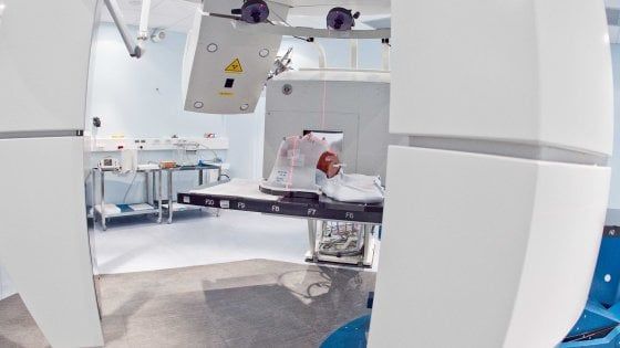 Tumori ossei, in Italia il primo studio clinico al mondo che confronta adroterapia e chirurgia