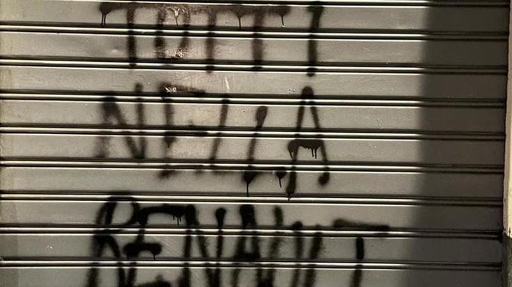 Scritta intimidatoria sulla saracinesca della sede Dc a Catania
