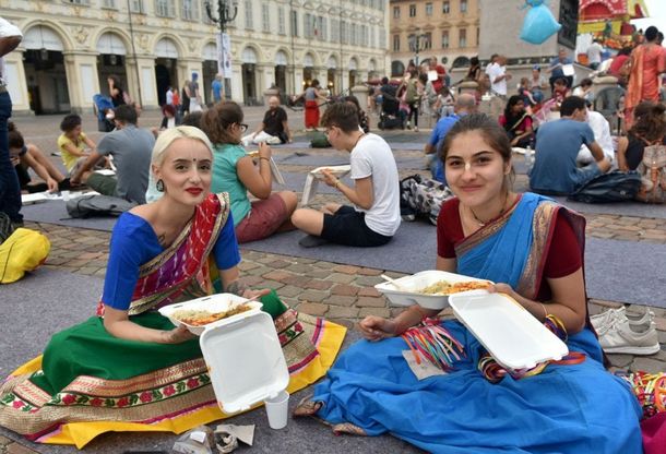 Torino, piazza San Carlo si colora con Hare Krishna-Food for life