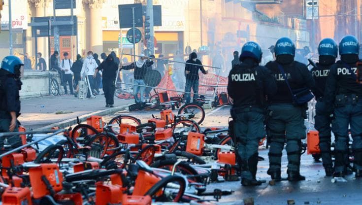 Centinaia di agenti in strada per scongiurare gli scontri: a Bologna è allerta rossa per sabato