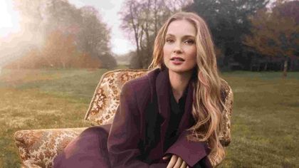 Bridgerton, la quinta stagione punterà su un amore lesbico. Fan infuriati ma non per la svolta queer