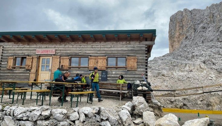 L'appello del presidente del Cai Alto Adige: "No all'ampliamento dei rifugi sulle Dolomiti per fare business. L'Unesco intervenga come ha fatto per Venezia"