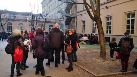 Torino, sit-in dei genitori alla scuola Manzoni: "No al ritorno della preside contestata"