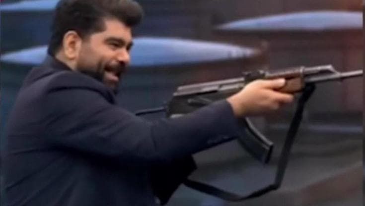 Iran, lezione di AK47: in tv si insegna sparare con i mitra. Parte la mobilitazione generale