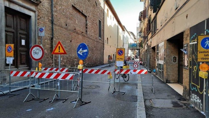 Crepe nelle case, proteste a San Frediano: "Ci assicurino che non è colpa dei bus” 
