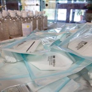 Due siciliani donano 5mila mascherine a comuni e ospedali