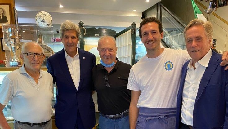 Napoli, John Kerry a cena da Mimì alla Ferrovia: curioso di assaggiare la cucina napoletana
