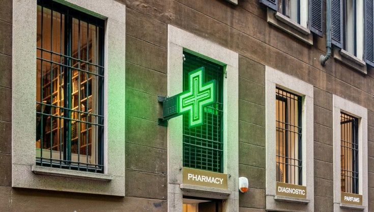 Vaccino anti Covid, si potrà fare in farmacia ma non con le fiale Pfizer