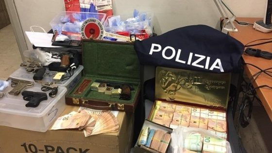 Bologna, scoperto market della droga: sequestrati 1,6 kg di cocaina e 130mila euro in contanti