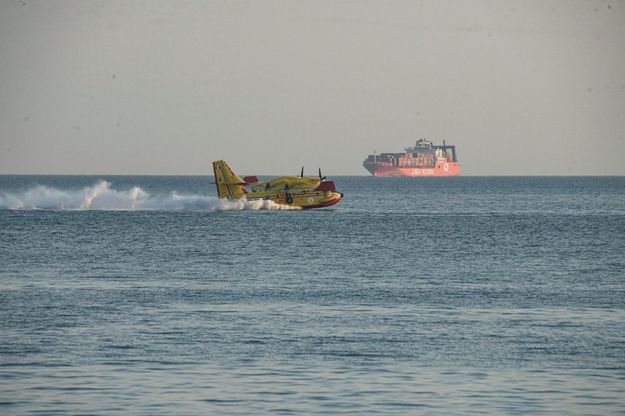 Napoli, canadair in azione per spegnere l'incendio sulla collina dei Camaldoli