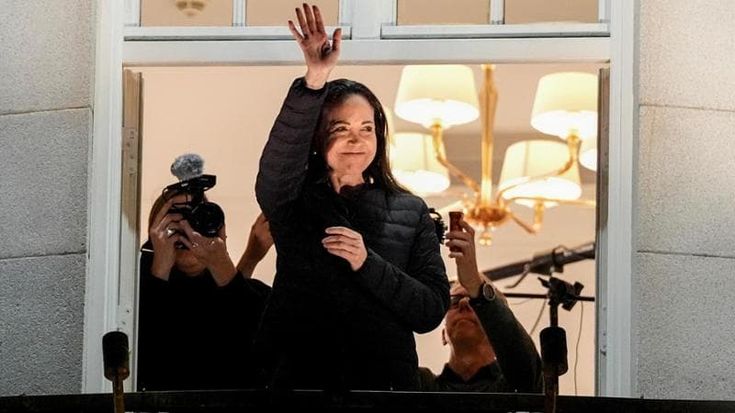 Machado appare a Oslo per il premio Nobel dopo un anno di clandestinità. L’ovazione della folla
