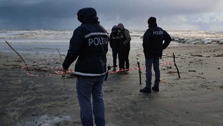 Latina, trovato un cadavere sulla spiaggia di Foce Verde: forse trasportato dalla violenta mareggiata