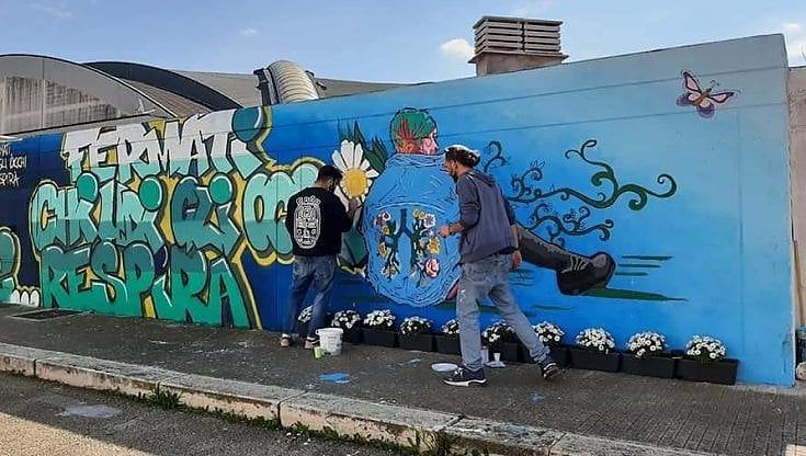 Uccisa da un tumore a 21 anni, il sogno di Stefania diventa un murale a Conversano: "Fermati, chiudi gli occhi e respira"