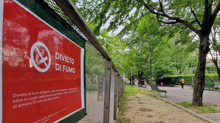 Sigarette vietate a Milano anche nei dehors di bar e ristoranti: la protesta dei commercianti