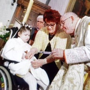 Clara corona il suo sogno, nonostante la disabilità ha avuto la comunione