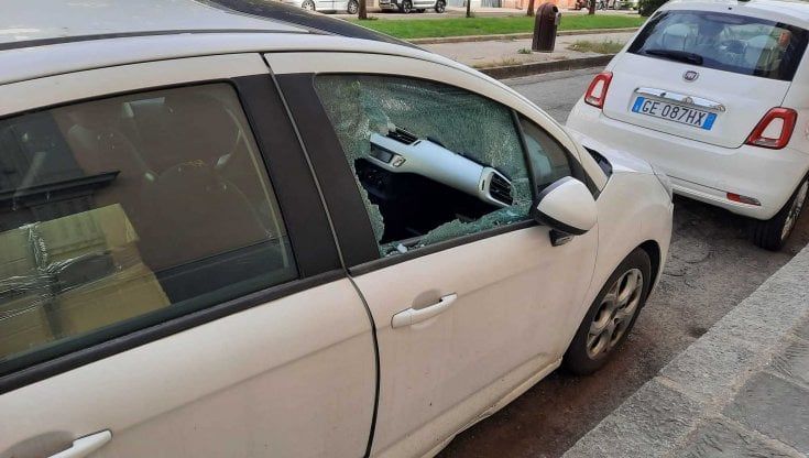 Firenze, decine di auto danneggiate nella zona di Porta al Prato. E tra i residenti c'è chi vuole rivolgersi alla vigilanza privata
