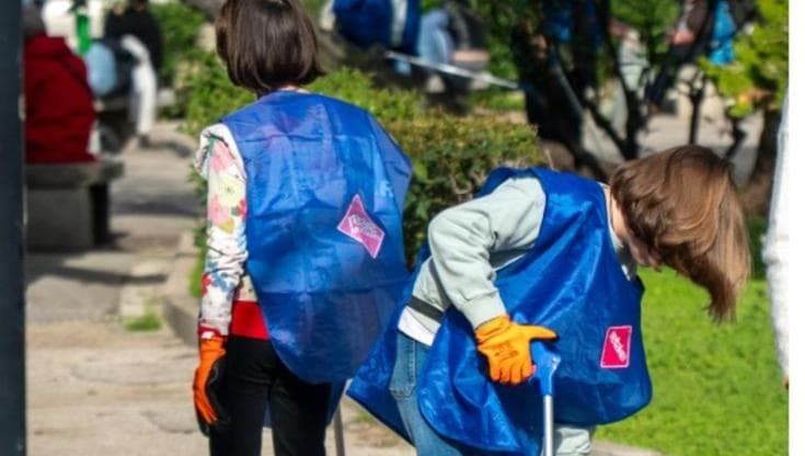 Bari, i volontari puliscono piazza Umberto: raccolti 68 chili di rifiuti e oltre 3 mila mozziconi