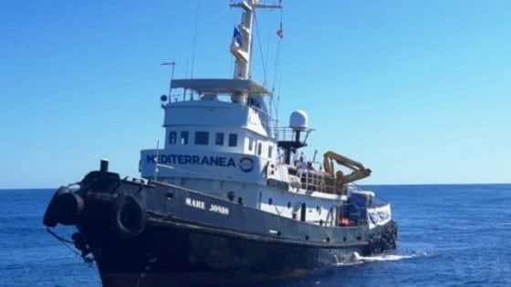 Migranti, la denuncia della nave Mare Jonio: "Malta ritarda avviso di soccorso, non vuole che interveniamo"