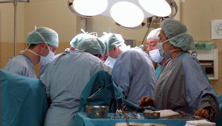 Un freno alle cure fuori Puglia, la mossa di Decaro: un tetto di spesa per sei regioni