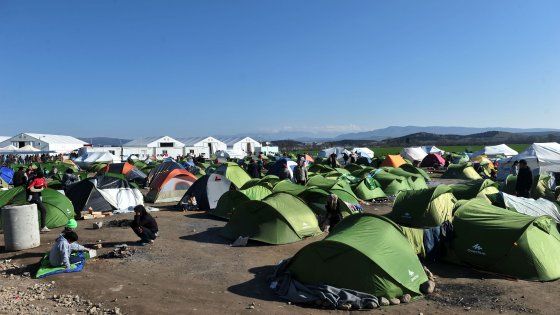 Grecia: "Non saremo magazzino di anime". Ue: "Ridurre flussi in 10 giorni o sarà collasso" 