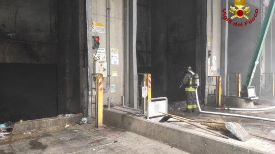 Bologna, incendio all'impianto di smaltimento rifiuti del Frullo