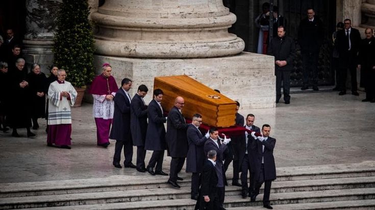 Il camerlengo apre la sede vacante e la Chiesa riparte dal punto zero