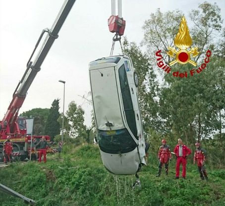 Ostia, auto sbanda in curva e finisce nel canale: illeso il guidatore