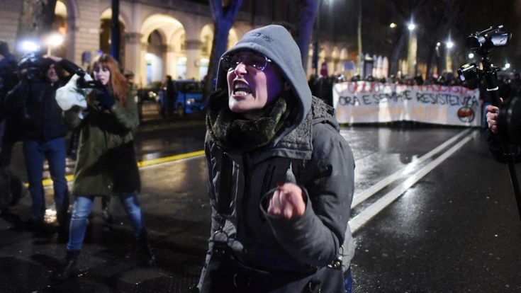  Il ministero indaga sulla maestra che urlò contro gli agenti