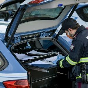 Coronavirus, accoltella la moglie dopo una lite per la convivenza forzata: arrestato a Milano