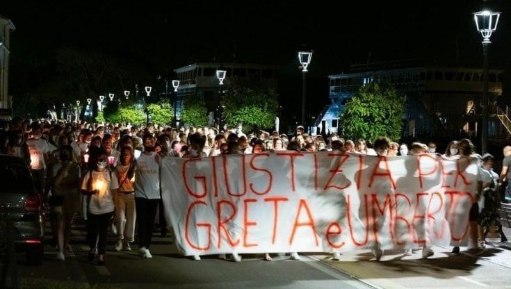 Protesta silenziosa sul lago di Garda: "Giustizia per i fidanzati travolti in motoscafo"