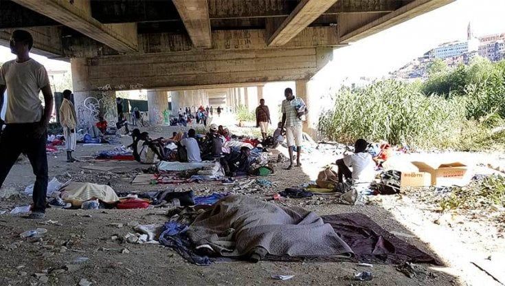Ventimiglia, manca ancora un centro di accoglienza e i migranti si accampano sotto i ponti 