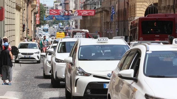 Via Indipendenza pedonale, l’ira dei tassisti: “La sua chiusura ci penalizza”
