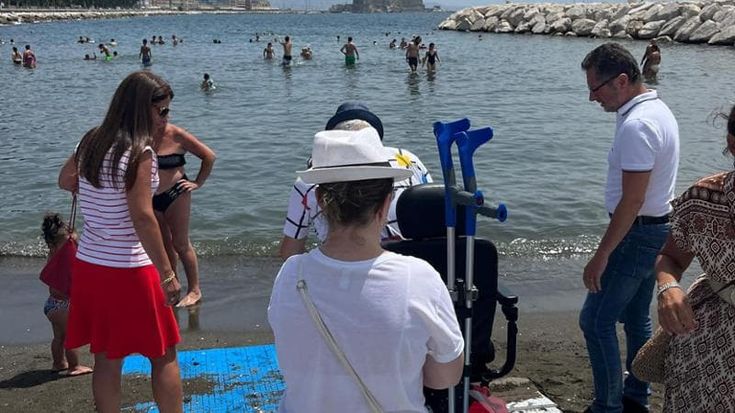 Lido Mappatella, Ferdinando può fare il bagno grazie alla pedana