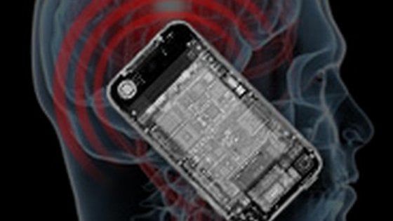 "C'è un legame tra il cancro e l'uso dei telefonini"