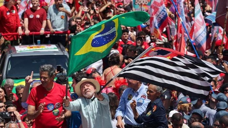 Brasile, un’onda rossa per Lula. Ma sulla corsa di Bolsonaro Jr, l’ombra di ingerenze Usa