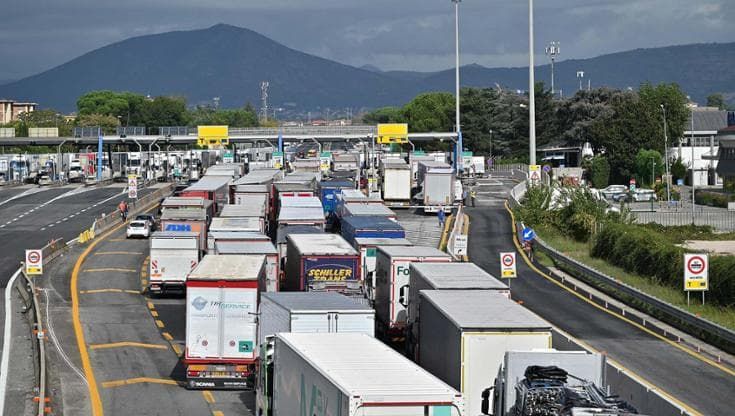 Camionisti, protesta no stop Una giornata tra i manifestanti a Caserta Sud