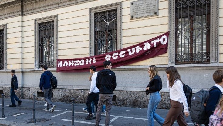 Elezioni, i liceali ribelli del Manzoni: "Occupiamo contro la destra, ma la sinistra ci ha delusi"