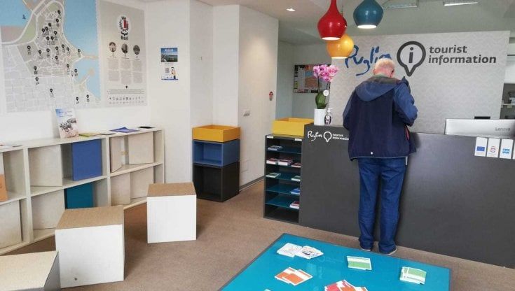 Bari, riaprono gli infopoint per accogliere i tanti turisti in città: tra i servizi anche tour personalizzati 