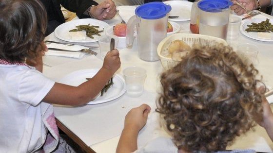 Torino, sul panino libero a scuola regna l'improvvisazione: "Qui è il benvenuto", "Da noi non entra"
