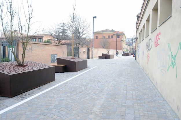 Alberi, fioriere e sedute: pedonalizzata via Azzo Gardino