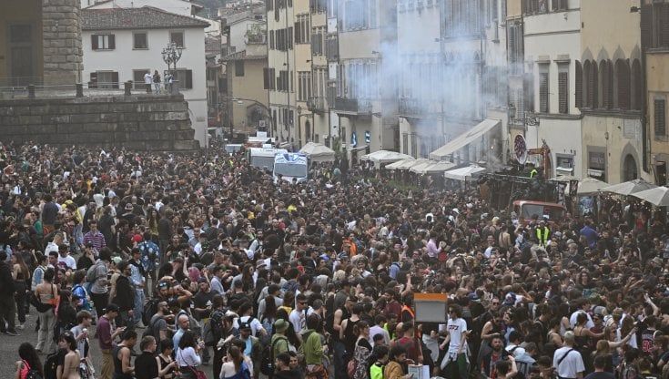 Firenze, in 10 mila allo street rave per dire no al proibizionismo