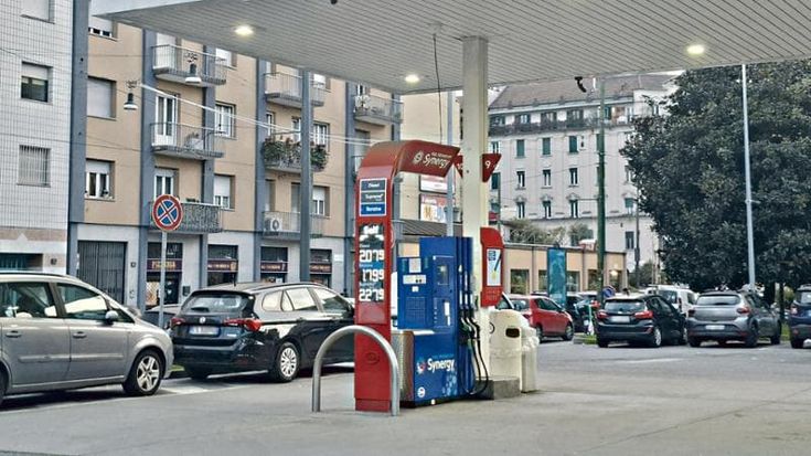 Benzina e diesel alle stelle: viaggio tra i distributori con i due euro al litro