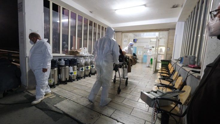 Covid: ospedali al collasso, caccia disperata ai posti. Il Cts: “Zona rossa subito”
