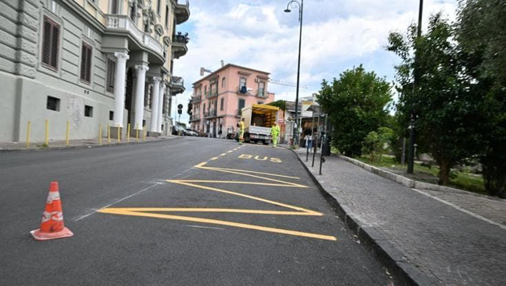 Via Aniello Falcone, due mesi dopo l’asfalto arrivano le strisce pedonali e la segnaletica
